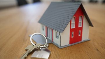 Foto de una casa en miniatura con unas llaves