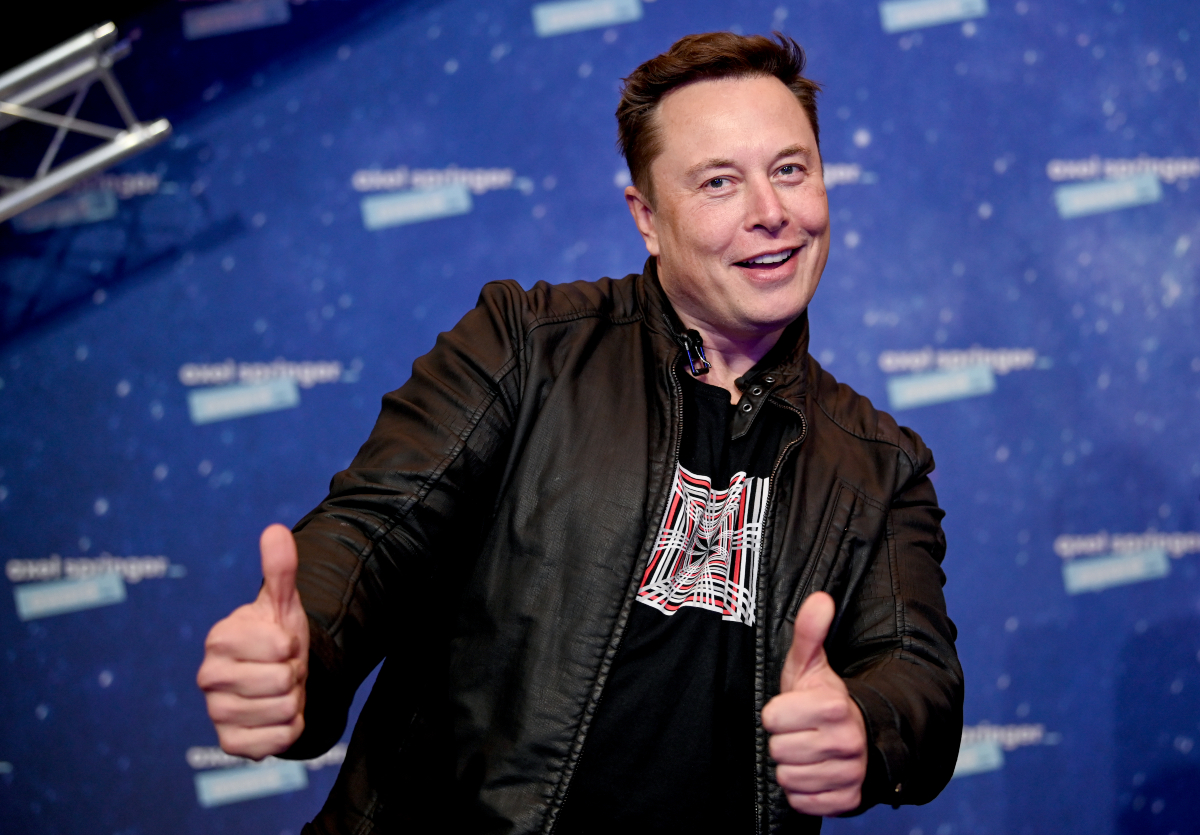 Elon Musk  , CEO de Tesla, desmiente publicación sobre su viaje.