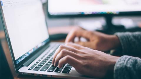 Foto de una persona usando una laptop