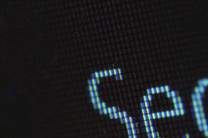 Foto de un hacker usando una laptop