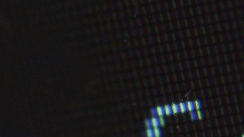 Foto de un hacker usando una laptop