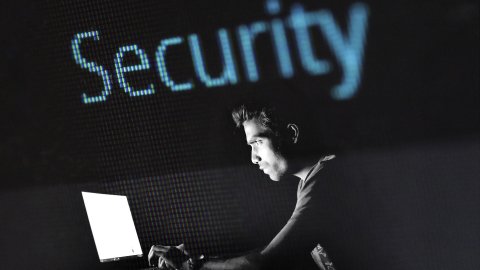 Foto de un hacker usando una laptop