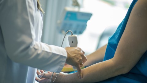 Foto de un médico atendiendo a su paciente