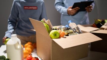 Foto de voluntarios ordenando cajas de comida