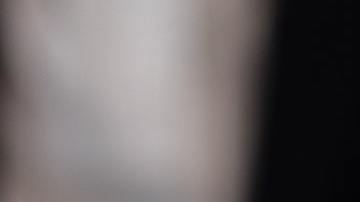 Foto de una persona revisando documentos