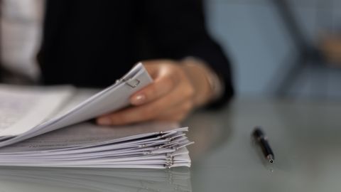 Foto de una persona revisando documentos