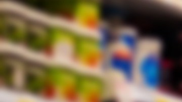 Foto de un carro de supermercado con productos al fondo