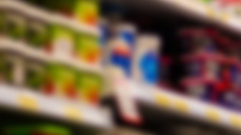 Foto de un carro de supermercado con productos al fondo