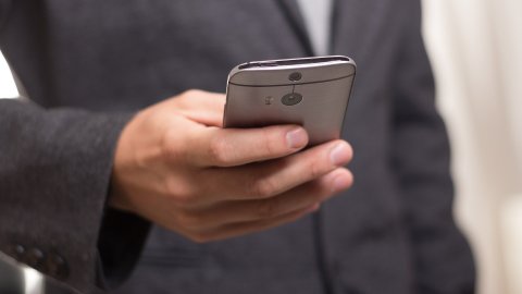 Foto de un hombre usando un teléfono celular