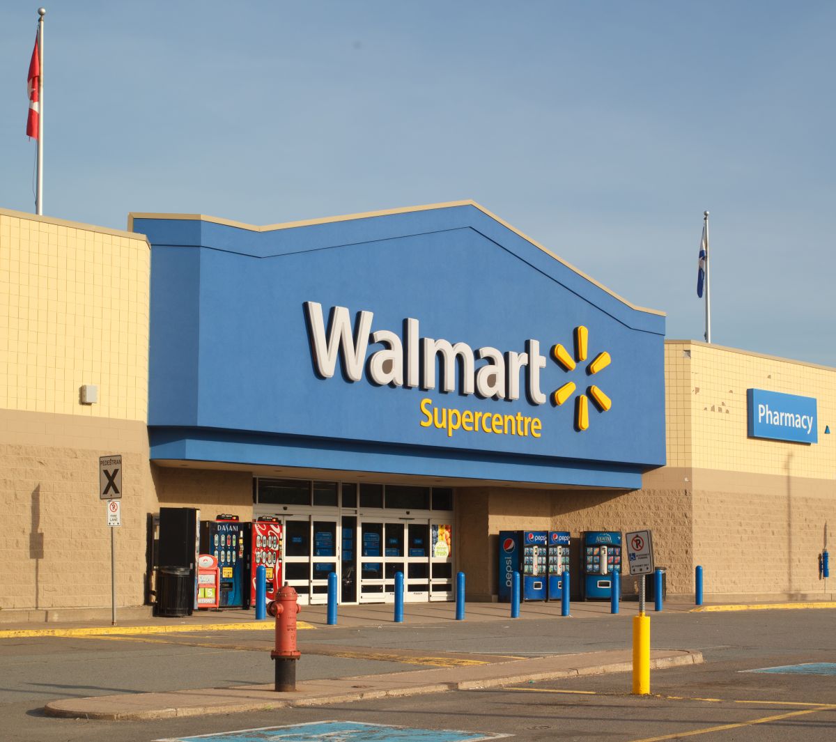 Walmart sigue estableciendo protocolos de seguridad en sus almacenes tras el aumento de casos de covid.