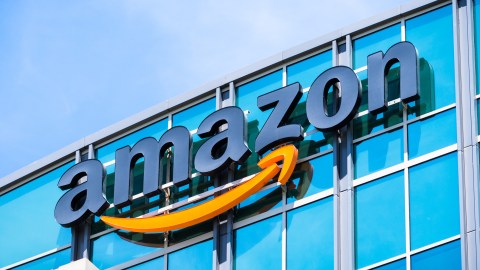 Con el incremento de salario, los trabajadores del corporativo y de tecnología de Amazon tendrán una sonrisa de la A a la Z.
