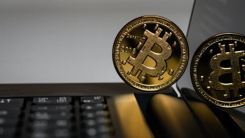 A pesar de tener más de 10 años de existencia, no muchas empresas aceptan Bitcoin para sus transacciones.
