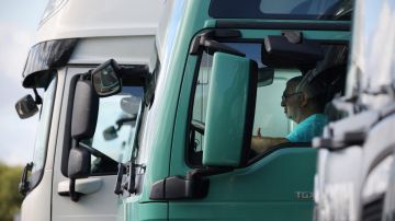 Los dispositivos electrónicos han dificultado las tareas de los conductores de camiones en EE.UU. (Foto por ADRIAN DENNIS/AFP via Getty Images)