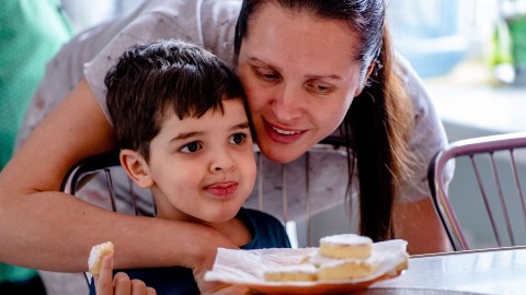 Las familias deben cumplir con un límite de ingresos al mes para poder ser beneficiarios de los cupones de alimentos SNAP.