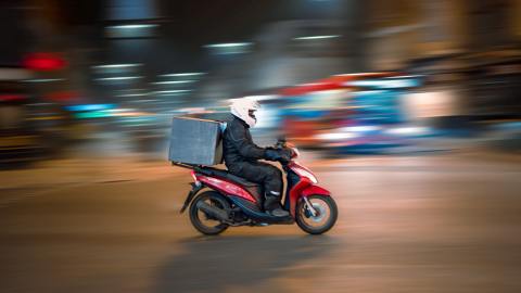 El servicio de entrega a domicilio de los restaurantes, propio o externo en apps como Uber Eats, es un alto costo para los negocios.
