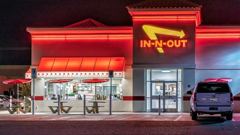 La cadena de restaurantes de comida rápida In-N-Out acepta solicitudes en español, lo que beneficia a los latinos.