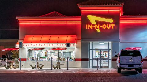 La cadena de restaurantes de comida rápida In-N-Out acepta solicitudes en español, lo que beneficia a los latinos.