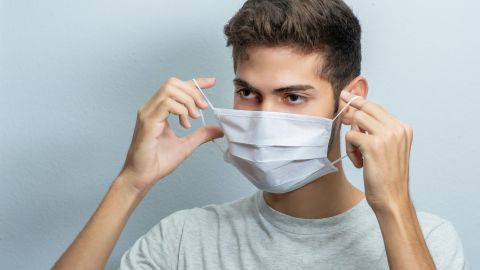 En casi todos los estados de Estados Unidos el mandato del uso de mascarillas se está suavizando.