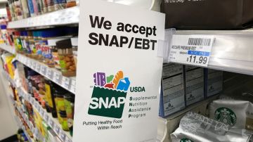 Foto del cartel de SNAP en una tienda minorista de California