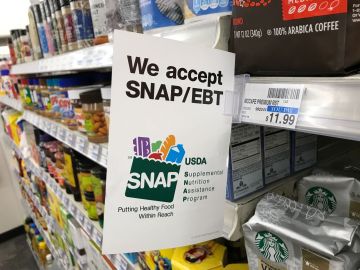 Foto del cartel de SNAP en una tienda minorista de California