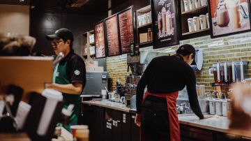 Trabajar en algún Starbucks de Estados Unidos puede tener grandes beneficios, pero algunas cosas no tan agradables.