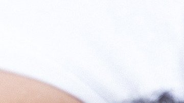 Foto de una mujer y un hombre junto a un bebé