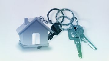 Foto de una casa con unas llaves