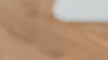 Foto de una persona consultando su tarjeta de crédito