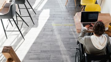 Foto de una persona discapacitada en una silla de ruedas