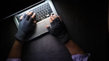 Foto de las manos de una persona sobre una laptop