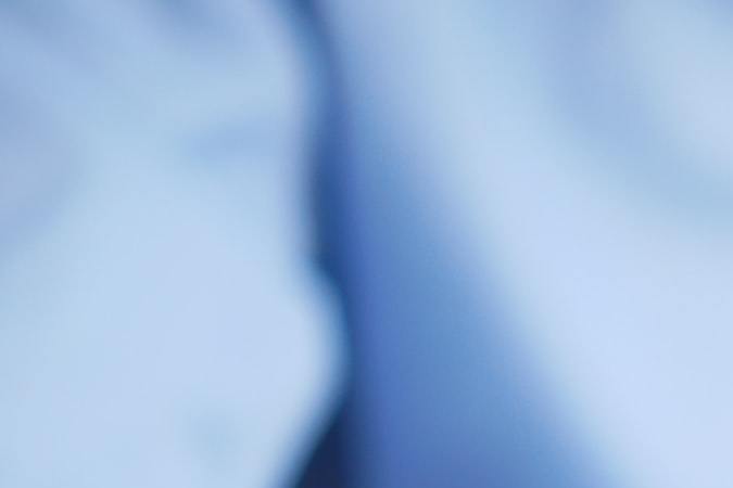 Foto de una persona contando monedas.