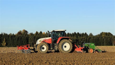 Foto de un tractor en pleno día de trabajo