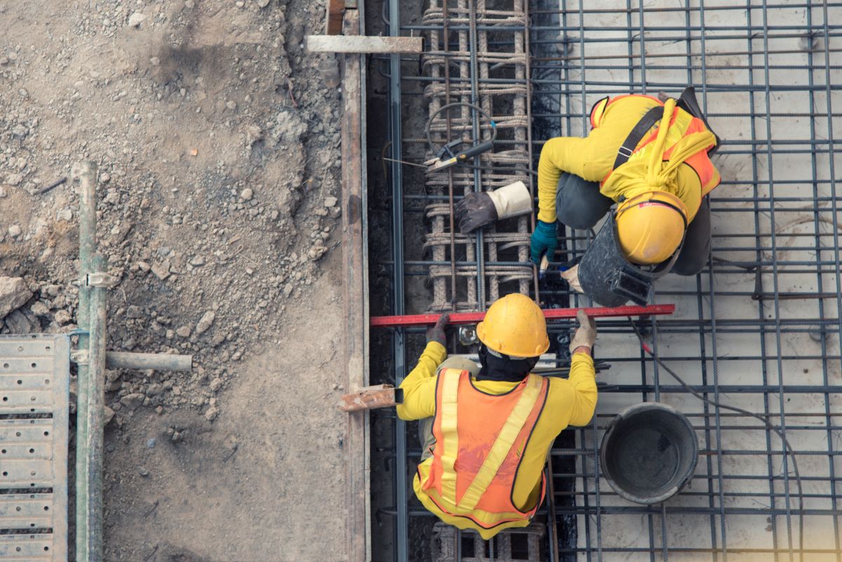 De acuerdo con la Oficina de Estadísticas Laborales de Estados Unidos, un empleado de la construcción tiene un salario anual que oscila en los $37,080 dólares por año.