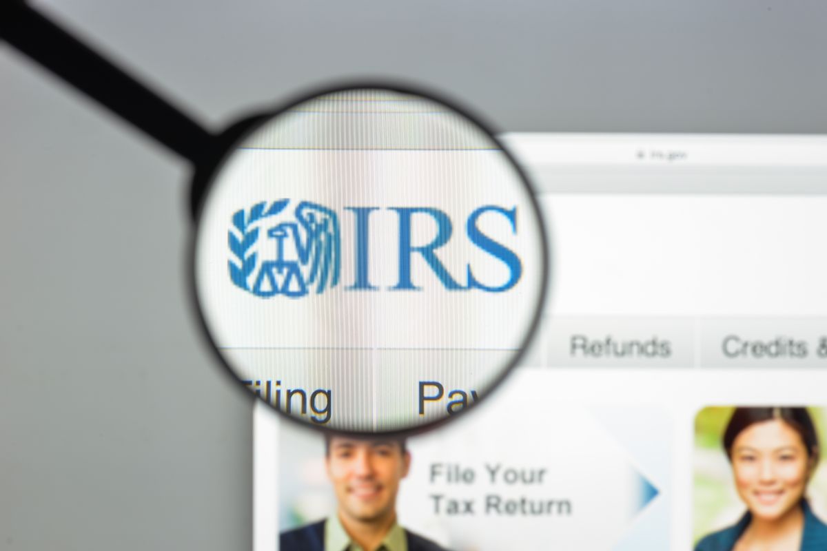 El IRS tiene una hora en específica mediante la cual actualiza el estado de los reembolsos de impuestos. 