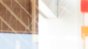 Foto de la puerta de un negocio con el cartel del programa SNAP