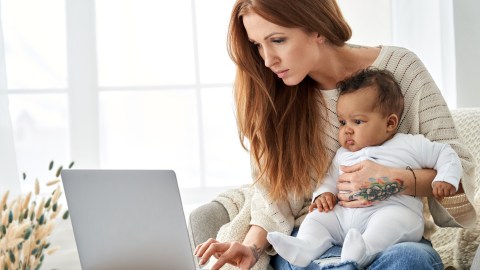 ama_de_casa_trabajadora_shutterstock_1921556930