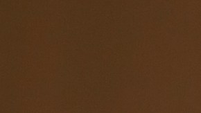 Foto de una persona con las manos sobre una figura de papel que representa una familia