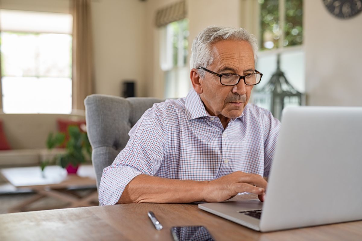 Hay personas mayores de 50 años o jubilados que quieren seguir trabajando; algunos empleos pueden ser remotos.