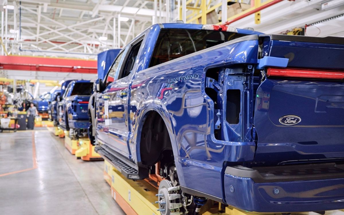 La Ford F-150 Lightning 2023 ya está en producción en una nueva planta en Detroit y empezará a ser entregada a sus dueños este verano.