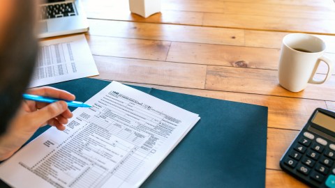 Foto de una persona trabajando en su declaración de impuestos