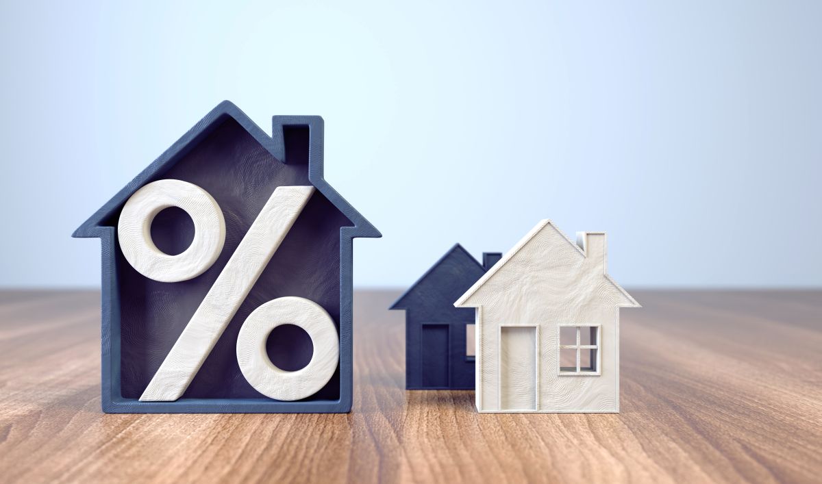 De un año a otro, las tasas hipotecarias fijas han aumentado casi 2%, lo que en dólares se traduce en miles en la compra de una casa con un plazo a 30 años.