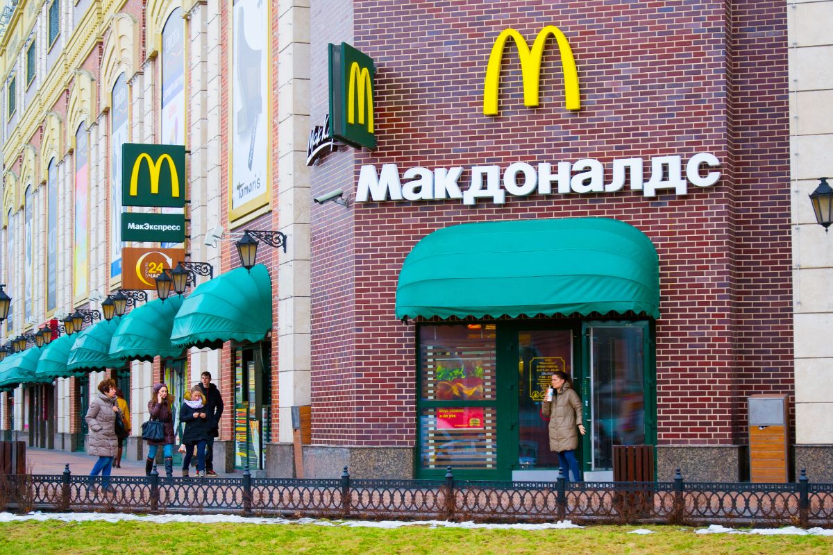 McDonald's busca algún comprador, en especial ruso, que compre sus 850 restaurantes en el país.