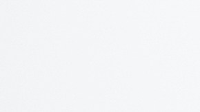 Foto de una mujer usando una alcancía para representar el ahorro