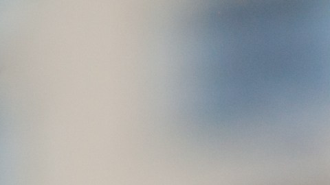 Foto de las manos de una persona sosteniendo la llave de una casa