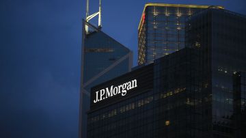 Foto de un edificio con el logo de JP Morgan and Chase