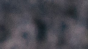 Foto de una pila de monedas representadas con símbolos de criptomonedas