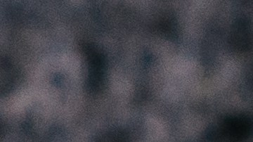 Foto de una pila de monedas representadas con símbolos de criptomonedas