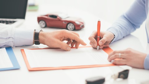 Foto de las manos de dos personas estableciendo un contrato