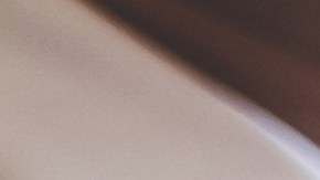 Foto de un hombre entregando las llaves de una casa durante la firma de un contrato