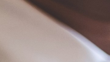 Foto de un hombre entregando las llaves de una casa durante la firma de un contrato